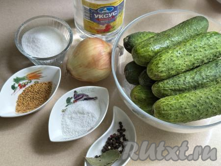 Подготовить продукты для приготовления огурцов по-фински с луком на зиму. Огурцы хорошо вымыть, обрезать кончики с двух сторон. 