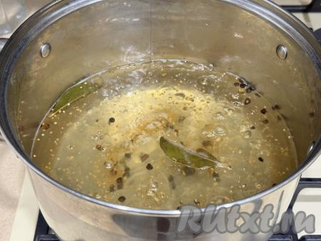 Кастрюлю с маринадом поставить на огонь, довести до кипения, проварить 2 минуты на небольшом огне.&nbsp;