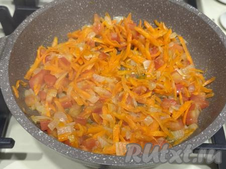 Обжарить овощи в течение 5 минут, иногда помешивая.&nbsp;