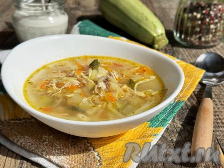 Снять кастрюлю с огня и дать блюду настояться под крышкой в течение минут 15. Вкусные, насыщенные, аппетитные щи, сваренные&nbsp;с кабачками и капустой, разлить по тарелкам и, дополнив сметаной и свежей зеленью, подать к столу.&nbsp;