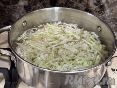 Прежде всего нужно вымытое мясо на кости выложить в кастрюлю, залить 2 литрами воды и поставить на сильный огонь. После закипания бульона, убрав с поверхности пену, отварить мясо на небольшом огне до готовности. В качестве мяса я взяла куриный окорочок и отваривала его в течение 40 минут с момента закипания воды, если вы возьмёте свинину, тогда на варку с момента начала кипения воды потребуется 1 час, говядину нужно будет варить 1,5 часа. Готовое мясо достать из бульона, оставить остывать. Бульон, если нужно, процедить, вернуть его в кастрюлю. Поставить кастрюлю с бульоном на огонь, довести до кипения. В закипевший бульон выложить капусту, нарезанную&nbsp;на тонкие полоски, и очищенную картошку, нарезанную на средние кубики, ещё раз дать закипеть и варить на небольшом огне 10 минут.&nbsp;