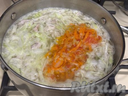 После того как картошка с капустой проварятся с момента закипания 10 минут, добавить в кастрюлю жареные морковку, помидоры и лук.&nbsp;