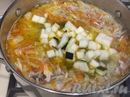 Сразу же выложить в кастрюлю и нарезанные кабачки с варёным мясом, перемешать.