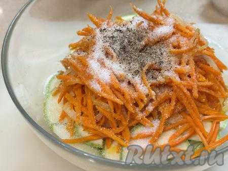 Добавить соль, сахар, чёрный и красный молотые перцы. Добавляя молотый перец, регулируйте остроту хе из кабачков по своему вкусу. Если не любите очень острые блюда, красный молотый перец можно не добавлять.