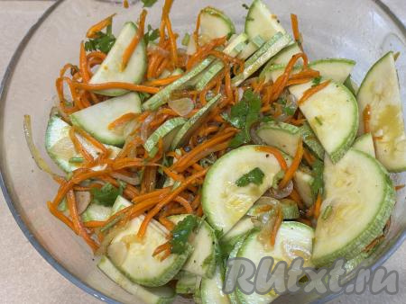Хорошо перемешать овощи с маринадом, накрыть миску крышкой и поставить в холодильник на 1 час. В течение этого времени хе из кабачков нужно будет раза 2 перемешать, чтобы овощи равномерно промариновались.
