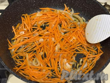 Обжарить 1-2 минуты, периодически перемешивая, убрать овощи с огня.&nbsp;