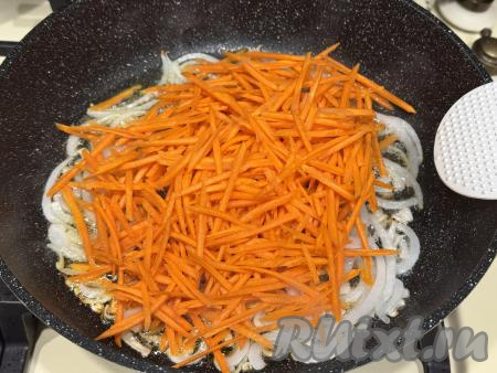 Морковь натереть на тёрке для корейской моркови (если такой тёрки нет, можно натереть на крупной тёрке), выложить в сковороду с обжаренным луком, перемешать.&nbsp;