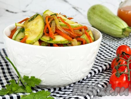 По прошествии часа вкусное, пикантное, аппетитное хе из кабачков по-корейски можно подавать к столу. Хранить эту закуску быстрого приготовления нужно в холодильнике.&nbsp;