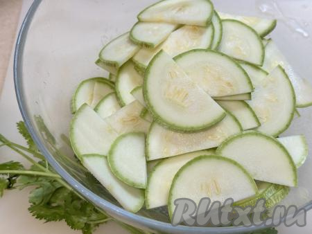 Кабачки нарезать на полукружочки, выложить в глубокую миску.&nbsp;