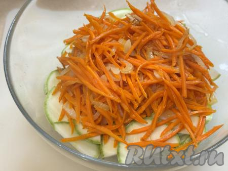 В миску с кабачками выложить горячие жареные морковку, лук и чеснок.&nbsp;