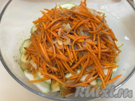 ​​​​​​​Влить в миску соевый соус и уксус.&nbsp;