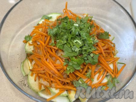 Добавить мелко нарезанную зелень (у меня - кинза).&nbsp;