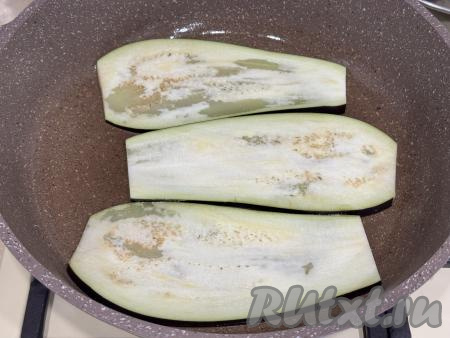 Сковороду хорошо разогреть с растительным маслом. Выложить несколько полосок баклажана в сковороду в один слой.