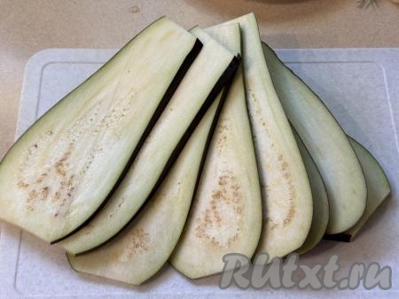 Баклажан нарезать на длинные полоски толщиной примерно 5 миллиметров (у меня получились 9 полосок).