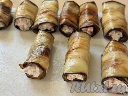 Вот такие 9 рулетиков из баклажана с крабовыми палочками у меня получились.