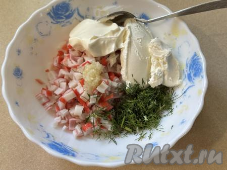 Сюда же добавить творожный сыр и майонез, посолить по вкусу.