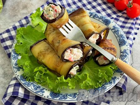 Вкусные, пикантные рулетики из баклажана с аппетитной начинкой из крабовых палочек можно подать и к семейному ужину,&nbsp;и к праздничному столу.