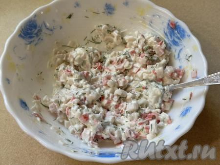 Хорошо перемешать и начинка из крабовых палочек и творожного сыра для рулетиков из баклажана готова.