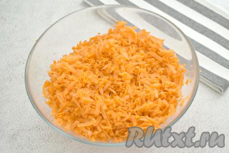 Очищенную морковь натираем на крупной тёрке.