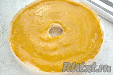 В моей сушилке нет специальных поддонов для сушки пастилы, поэтому я использовала для сушки силиконизированный пергамент, застелив обычные поддоны вырезанным под размер поддона пергаментом. Остывшую сливовую массу выкладываем на поддоны с пергаментом. Толщина слоя сливового пюре должна быть 5-7 миллиметров. Чтобы уместить всю сливовую массу мне потребовались 2 поддона диаметром 24 сантиметра.