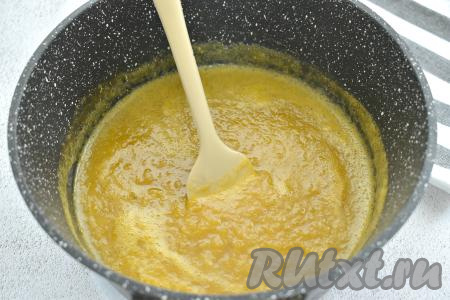 На малом огне сливовую массу с сахаром доводим до кипения, периодически перемешивая. Можно попробовать пюре на вкус, если сахара на ваш вкус недостаточно, тогда добавьте его по вкусу. После закипания варим пюре из слив на минимальном огне 15 минут, затем убираем с огня и оставляем массу остывать в кастрюле. Масса из слив с сахаром получается средней густоты.