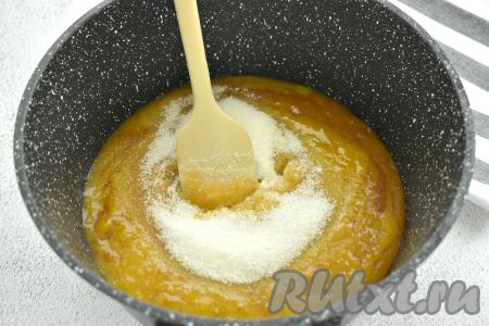 Пюре из слив оставляем на полчаса настояться. Затем перекладываем пюре из слив в кастрюлю с толстым дном, всыпаем сахар, перемешиваем.