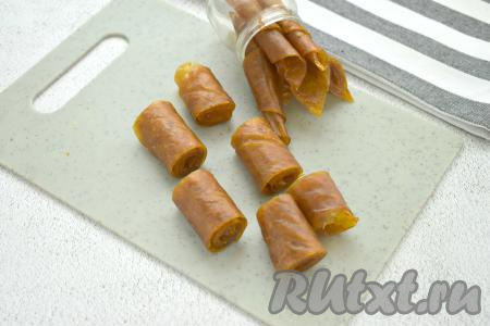 Даём сливовой пасте немного остыть. Затем удаляем пергамент, сворачиваем пастилу в рулет, нарезаем на кусочки (или как вам нравится). Хранить пастилу из жёлтой сливы, приготовленную в сушилке, рекомендуется в сухой стеклянной ёмкости, закрыв плотно крышкой,&nbsp;в прохладном и тёмном месте, например, в кухонном шкафу или холодильнике.