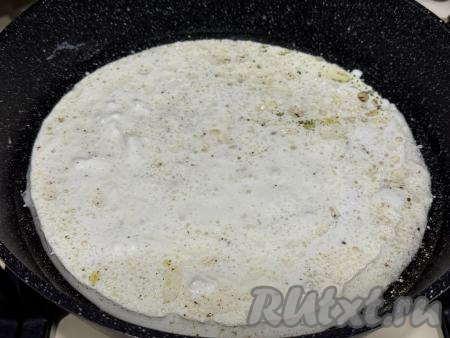 В сковороду с обжаренным чесноком влить сливки, посолить, поперчить по вкусу, довести до кипения, сразу уменьшить огонь.&nbsp;