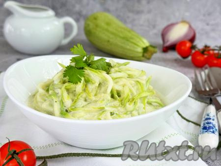 Очень вкусные, нежные спагетти из кабачков вместе с соусом из сливок разложить со сковороды по тарелкам и в горячем виде в качестве основного блюда или в качестве гарнира подать к столу.