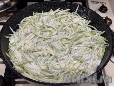 Аккуратно, стараясь не поломать полоски кабачка, перемешать, покрывая все кабачковые спагетти сливками. Довести сливки до кипения, уменьшить огонь, накрыть крышкой, томить 5 минут. Постепенно кабачки станут мягкими и эластичными. В процессе томления попробовать на вкус, если нужно, досолить. Для того чтобы спагетти из кабачков равномерно пропитались сливочным соусом, в процессе тушения их нужно 1-2 раза аккуратно перемешать.