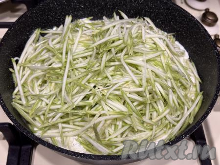 В сковороду со сливками добавить натёртые (или нарезанные) кабачки.&nbsp;