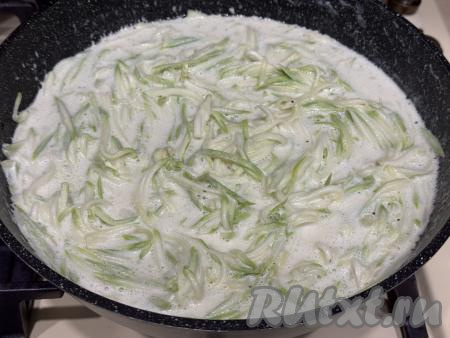 По прошествии 5 минут томления в сливках спагетти станут нежными, но при этом прекрасно будут держать форму. Готовое блюдо убрать с огня.