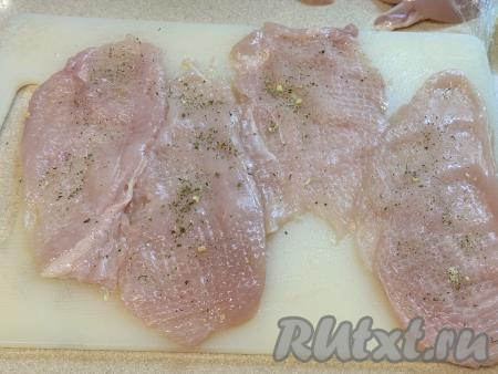 Отбитое филе посолить и поперчить по вкусу. 
