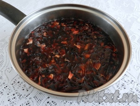 Всыпать чай каркаде, накрыть крышкой и настаивать 15 минут.