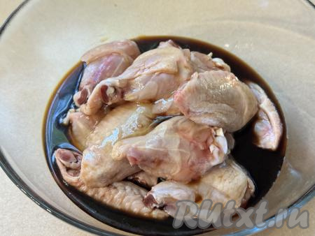 Затем влить в миску соевый соус.&nbsp;