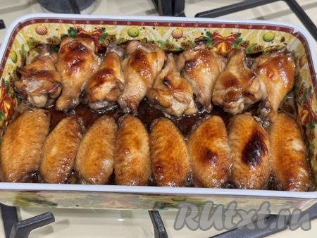 Духовку разогреть до 180 градусов, затем отправить в неё форму с куриными крыльями. Запекать крылышки в соевом соусе с мёдом&nbsp;примерно 1 час.