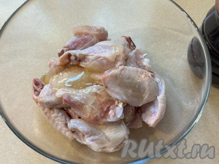 Выложить нарезанные крылышки в миску, добавить мёд.&nbsp;