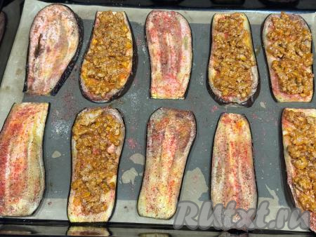 У меня получились 10 запечённых полосок баклажана. Половину фарша равномерно разложить по 5 полоскам баклажана.&nbsp;