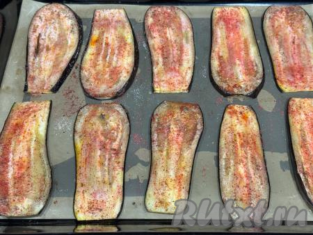 Достать противень с полосками баклажанов из духовки, дать немного остыть.