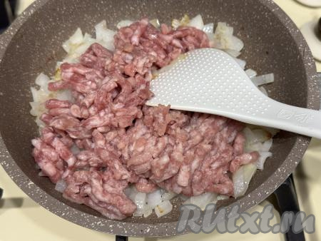 В сковороду с обжаренным луком выложить фарш.&nbsp;