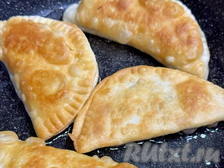 Жарить чебуреки на среднем огне с двух сторон до золотистого цвета. В процессе жарки можно поливать чебуреки сверху маслом, в котором они жарятся, тогда тесто получится особенно пузырчатым.