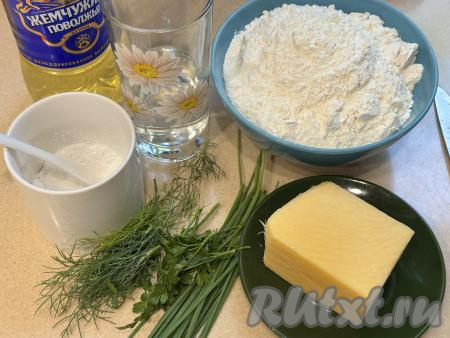 Подготовить продукты для приготовления чебуреков с сыром и зеленью на сковороде. Зелень можно взять любую (у меня - укроп, кинза и зелёный лук), её нужно промыть водой, обсушить. Сыр подойдёт как твёрдый, так и полутвёрдый.&nbsp;