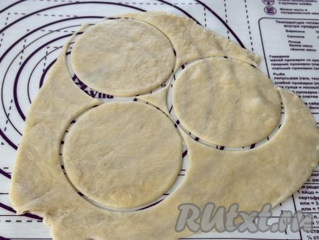 На слегка присыпанной мукой поверхности скалкой раскатать "отдохнувшее" тесто в тонкий пласт (толщина пласта должна быть примерно 2-3 миллиметра). Вырезать кружочки любого размера (я предпочитаю для этих чебуреков вырезать кружочки диаметром 13-15 сантиметров). Тесто, оставшееся после вырезания кружочков, снова раскатать и тоже вырезать кружочки. Обычно у меня получается 8-10 кружочков диаметром 13-15 сантиметров.