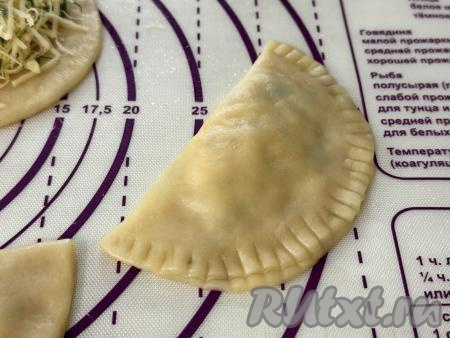 Тщательно скрепить края чебурека вилкой. Если зубцы вилки будут сильно липнуть к тесту, тогда периодически слегка припыляйте зубцы вилки мукой.