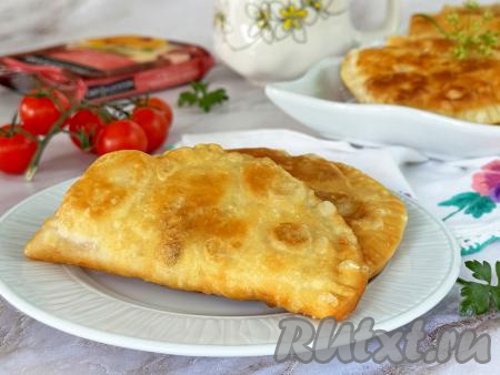 Готовые чебуреки перекладывать со сковороды на бумажные полотенца, чтобы убрать лишнее масло. Постепенно пожарить все чебуреки (обычно получается 8-10 чебуреков). Аппетитные, вкусные чебуреки с нежной начинкой из сыра и зелени горячими подать к столу.