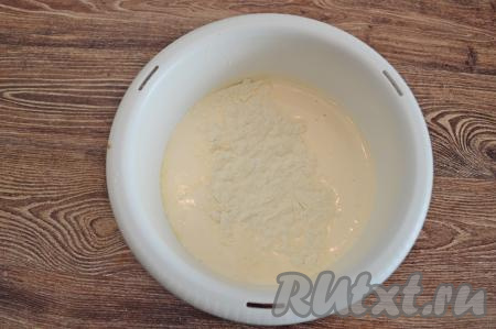 В чашу с яичной массой всыпать треть просеянной муки и весь разрыхлитель, перемешать лопаткой (или столовой ложкой). Для того чтобы не сбить воздушность взбитых яиц, муку нужно вмешивать движениями лопатки (или ложки) снизу вверх, как бы складывающимися движениями.