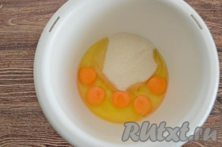 В чашу для взбивания (или в любую другую достаточно глубокую ёмкость, в которой будет удобно взбивать миксером) нужно вбить сырые яйца, всыпать сахар.