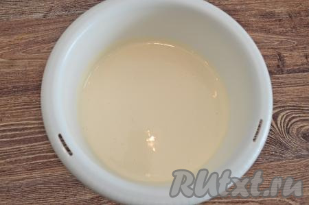 Взбить яйца с сахаром на максимальной скорости миксера в течение 6-7 минут. Яичная масса должна побелеть и хорошо увеличиться в объёме.