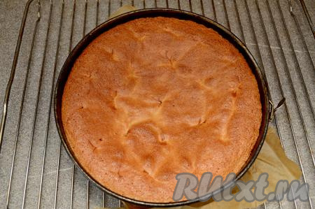 Поставить форму с тестом в духовку, разогретую до 180 градусов, выпекать шарлотку с ежевикой в течение 40 минут. Готовность выпечки проверить, проколов пирог по середине деревянной зубочисткой. Если зубочистка после прокола шарлотки останется чистой, на ней не будет следов теста, значит нужно вынимать пирог с ягодами из духовки.&nbsp;