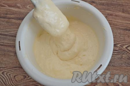 Продолжая небольшими порциями добавлять просеянную муку, каждый раз полностью вмешивая её движениями лопатки (или ложки) снизу вверх, замесить тесто. Итоговое тесто для шарлотки должно получиться в меру густым, напоминающим сметану средней жирности, с лопатки оно должно стекать широкой лентой. Как только добились такой консистенции теста, значит не нужно больше добавлять муку. Муки для замешивания теста для шарлотки может потребоваться чуть больше или чуть меньше, чем указано в ингредиентах. Я советую ориентироваться на консистенцию замешиваемого теста.